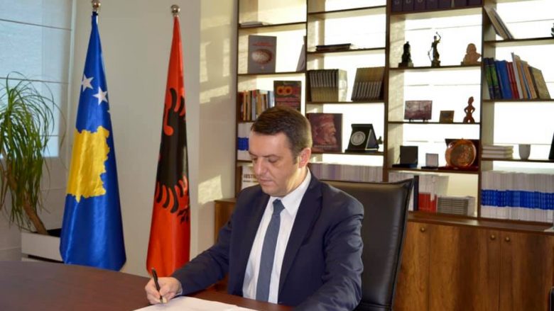 Ministri Selimi nënshkruan vendimin për dhënien e ndihmës financiare për kthimin e degës së gjykatës në Komunën e Preshevës