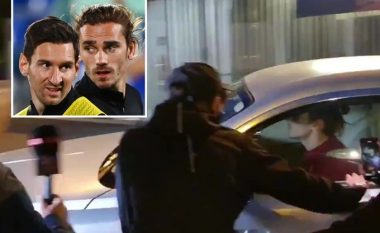 Tifozë të acaruar të Barcelonës e rrethojnë Antoine Griezmannin dhe i kërkojnë që të tregojë më shumë respekt për Messin