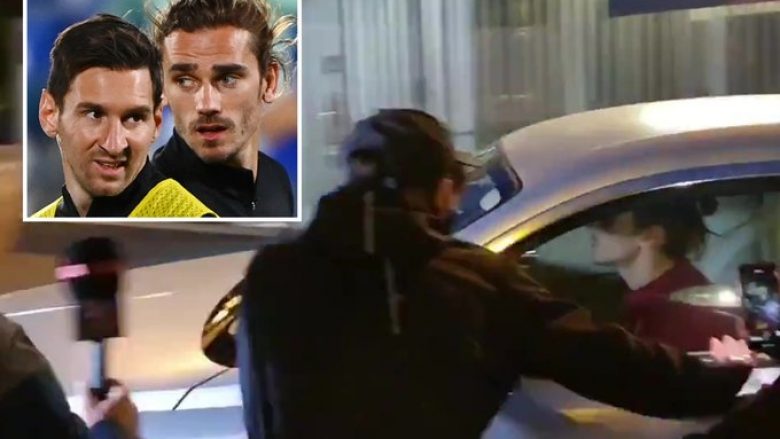 Tifozë të acaruar të Barcelonës e rrethojnë Antoine Griezmannin dhe i kërkojnë që të tregojë më shumë respekt për Messin