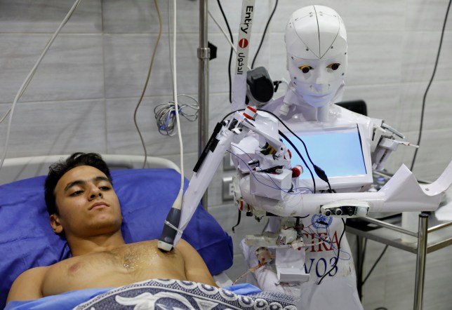 Egjipti po teston pacientët për COVID-19 me anë të një roboti