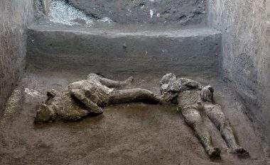 Gjetje mbresëlënëse në Pompei: Zbuluan mbetjet e paprekura të dy burrave që vdiqën në shpërthimin e Vezuvit 2,000 vjet më parë