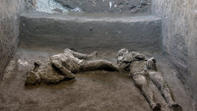 Gjetje mbresëlënëse në Pompei: Zbuluan mbetjet e paprekura të dy burrave që vdiqën në shpërthimin e Vezuvit 2,000 vjet më parë