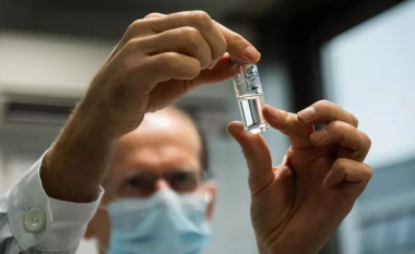 Rusia thotë se vaksina e saj për COVID-19 është 95% efektive, por në rezultatet e nxjerra ka “një mister”