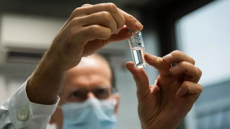 Rusia thotë se vaksina e saj për COVID-19 është 95% efektive, por në rezultatet e nxjerra ka “një mister”