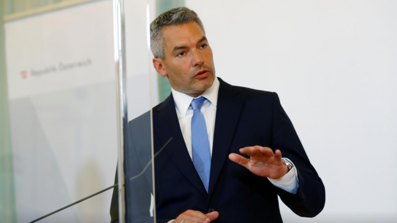 ‘Të armatosur dhe të rrezikshëm’: Sulmuesit e Vjenës janë të lirë, thotë ministri austriak