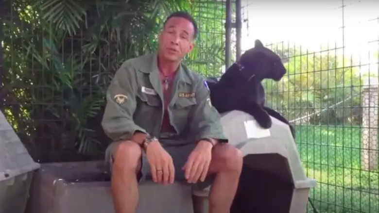 Një burrë nga Florida pagoi 150 dollarë për të luajtur me një leopard, por kafsha e gjymtoi