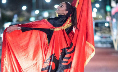 Adrola Dushi pozon atraktive nga New Yorku, e mbështjellë me flamurin kuq e zi