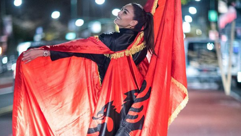 Adrola Dushi pozon atraktive nga New Yorku, e mbështjellë me flamurin kuq e zi