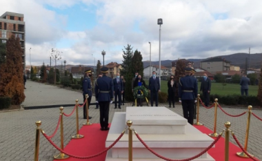 Osmani gjatë vizitës tek varri i Rugovës: Në këtë situatë, e rëndësishme që për çështje të interesit nacional të bashkohemi të gjithë