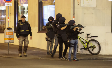 Policia austriake arreston 14 persona që lidhen me sulmin në Vjenë