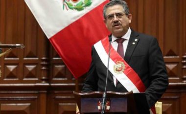 Para një jave e kishte ndihmuar opozitën ta shkarkojë presidentin, tani detyrohet të jep vet dorëheqje nga pozita e presidentit të përkohshëm të Perusë