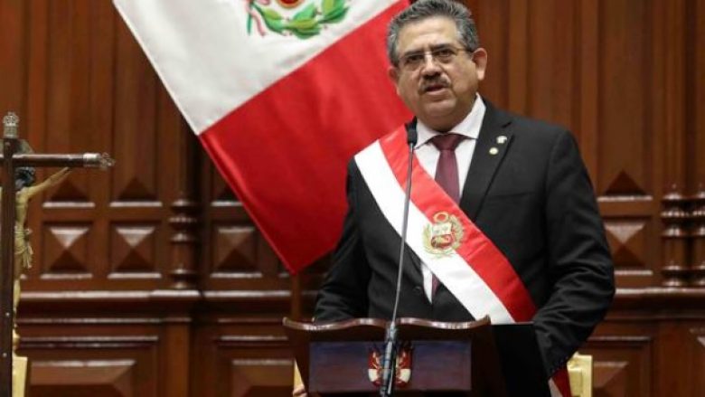 Para një jave e kishte ndihmuar opozitën ta shkarkojë presidentin, tani detyrohet të jep vet dorëheqje nga pozita e presidentit të përkohshëm të Perusë
