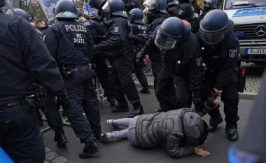 Gjermanët e zemëruar po protestojnë para Bundestagut, policia i shpërndan me topa uji