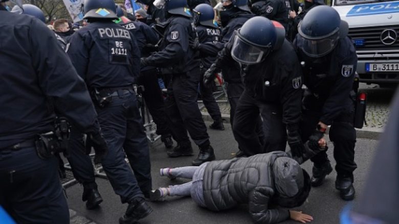 Gjermanët e zemëruar po protestojnë para Bundestagut, policia i shpërndan me topa uji