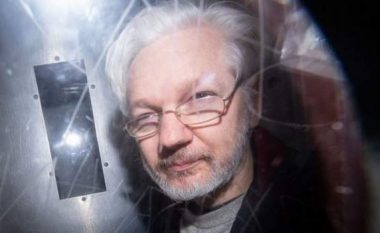 Izolohet në qeli Julian Assange, shumë të burgosur infektohen me coronavirus