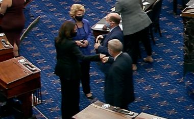 Senatorët republikan filmohen duke e uruar Kamala Harrisin