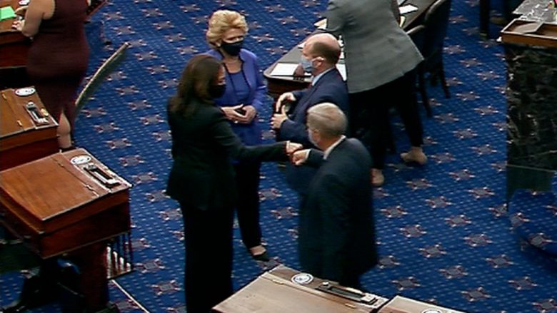 Senatorët republikan filmohen duke e uruar Kamala Harrisin