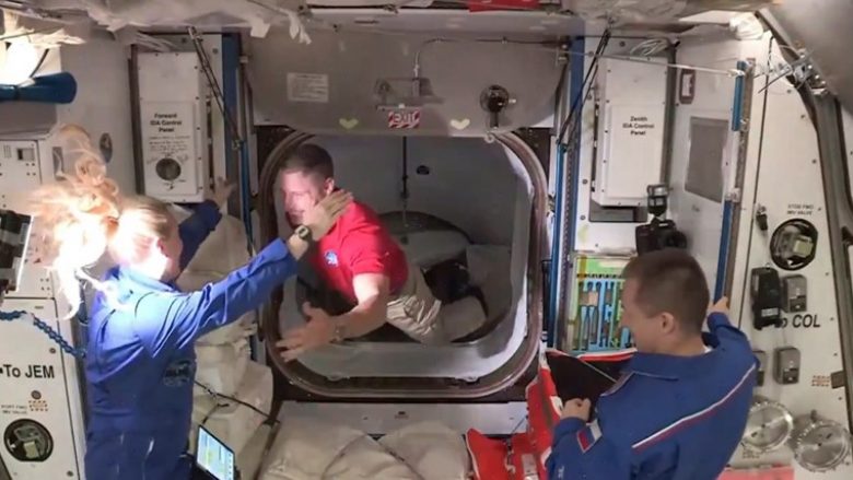 Astronautët e NASA-s me kapsulën SpaceX mbërrijnë në Stacionin Hapësinor Ndërkombëtar