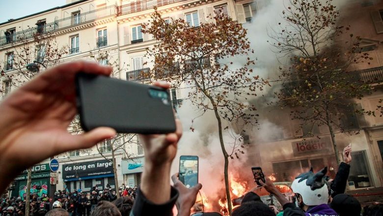 Franca hoqi dorë nga miratimi i ligjit që shkaktoi protesta të dhunshme