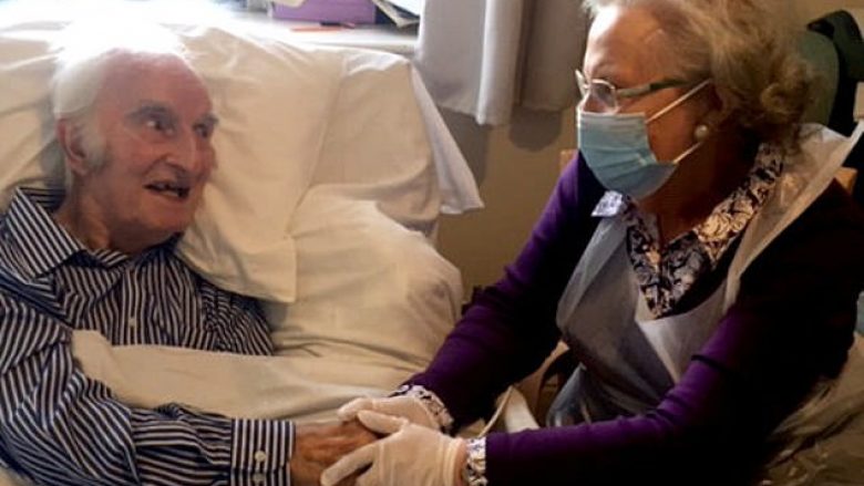 Coronavirusi “ua mohoi të qenit afër” për tetë muaj, çifti i martuar për 63 vjet shtrëngojnë duart e njëri-tjetrit përsëri