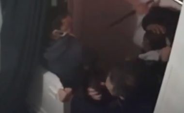 Tre policë francezë rrahën një burrë me ngjyrë, gjithçka u filmua nga kamerat e sigurimit