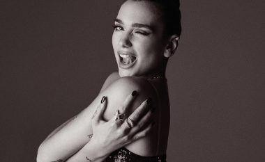 Dua Lipa duket glamuroze me sytjena, në fokus gjoksin e formësuar