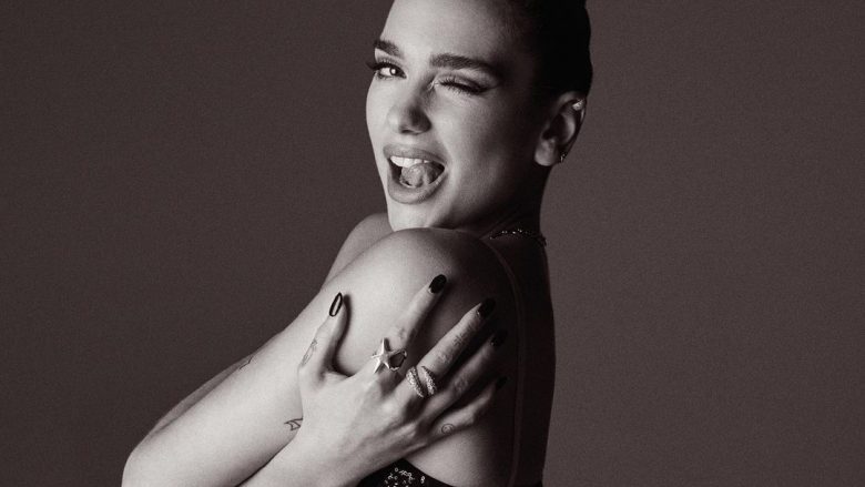 Dua Lipa duket glamuroze me sytjena, në fokus gjoksin e formësuar