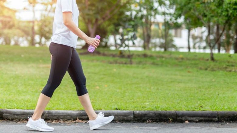 Përfitimet e shëndetit mendor dhe fizik nga ecja për vetëm 30 minuta në ditë