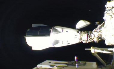 Kapsula e SpaceX me katër astronautë arrin në stacionin hapësinor