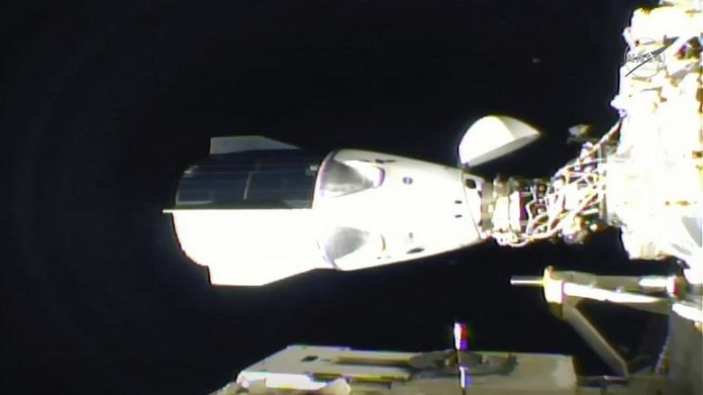 Kapsula e SpaceX me katër astronautë arrin në stacionin hapësinor