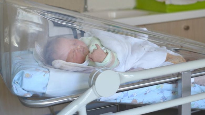 Foshnjat e lindura me operacion cezarian në rrezik më të lartë të hospitalizimit shkaku i infeksionit