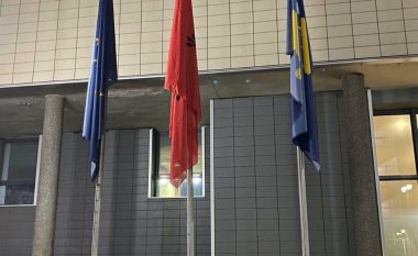 Flamuri kombëtar vendoset para ndërtesës së Kuvendit dhe Presidencës