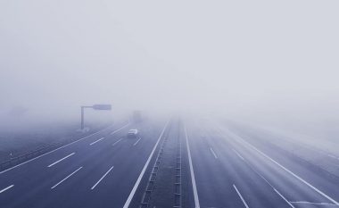 Dhjetë këshilla për vozitje më të sigurt në mjegull