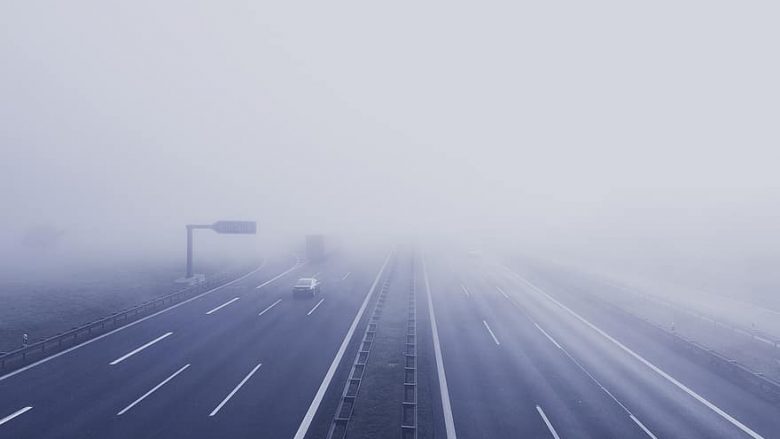 Dhjetë këshilla për vozitje më të sigurt në mjegull