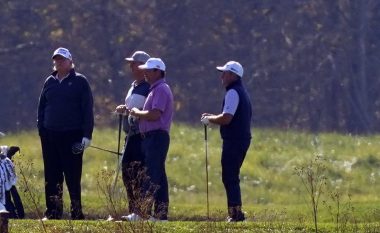 Joe Biden shpallet fitues derisa Trump po luante golf