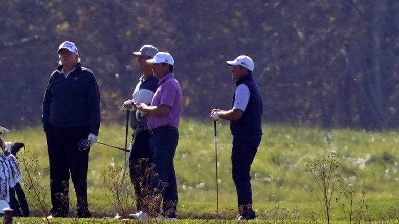 Joe Biden shpallet fitues derisa Trump po luante golf