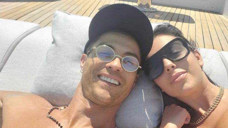 Georgina Rodriguez shfaqet e lumtur në krahët e Cristiano Ronaldos