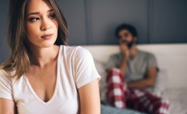 Psikologët propozojnë: Nëse jeni të pasigurt gjatë marrëdhënies seksuale, ka ilaç!