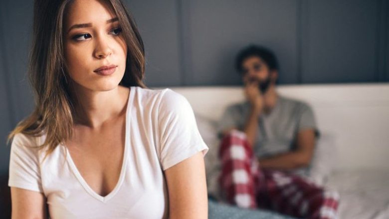 Psikologët propozojnë: Nëse jeni të pasigurt gjatë marrëdhënies seksuale, ka ilaç!
