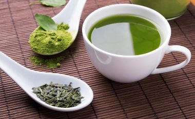 Konsumimi i ekstraktit të çajit të gjelbër mund të ndihmojë në uljen e niveleve të sheqerit në gjak dhe në përmirësimin e shëndetit të zorrëve