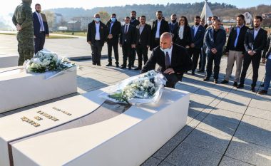 Haradinaj nderon heronjtë për festën e Flamurit