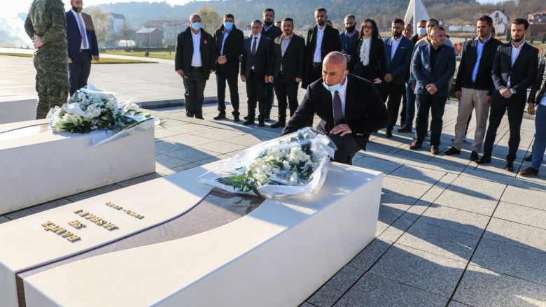 Haradinaj nderon heronjtë për festën e Flamurit