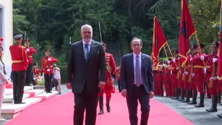 Kryeministri Hoti e uron kryeministrin Rama: Dita e Flamurit – 28 Nëntori është ditë e secilit shqiptar
