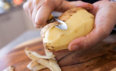 Ky truk i thjeshtë për qërimin e patates do t’ju kursejë kaq shumë kohë dhe energji