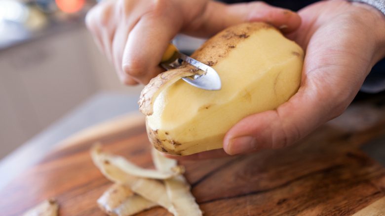 Ky truk i thjeshtë për qërimin e patates do t’ju kursejë kaq shumë kohë dhe energji