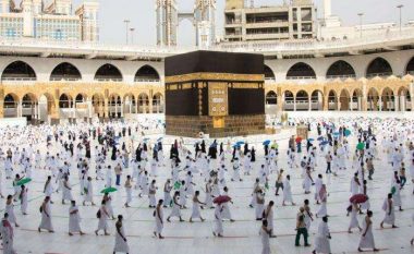 Pas shtatë muajve pauzë nga pandemia COVID-19, Arabia Saudite lejon hyrjen e pelegrinëve të huaj për Umrah