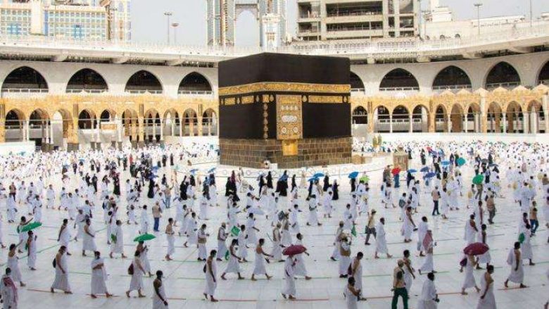Pas shtatë muajve pauzë nga pandemia COVID-19, Arabia Saudite lejon hyrjen e pelegrinëve të huaj për Umrah