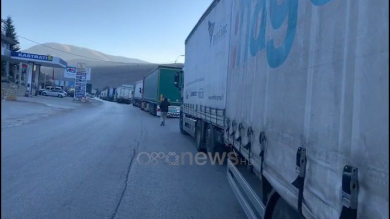 Greqia mbylli kufirin, radhë të gjata kamionësh me mallra në doganën e Kapshticës