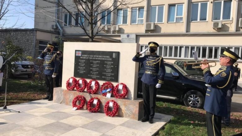Ministrja Haradinaj-Stublla përkujton ushtarët britanikë që bënë sakrificën më sublime për lirinë e Kosovës