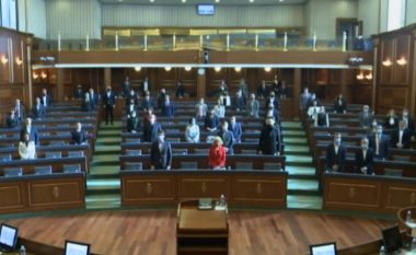 Seanca e Kuvendit nis me një minutë heshtje në nderim të jetës dhe veprës së Ismet Pejës